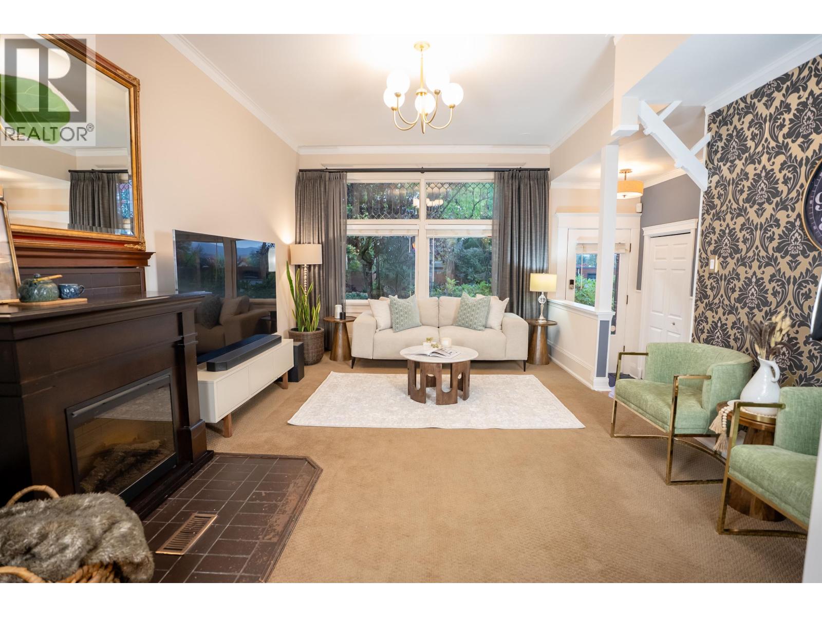 124 Sixth Avenue, New Westminster, British Columbia  V3L 1T4 - Photo 3 - R3056451