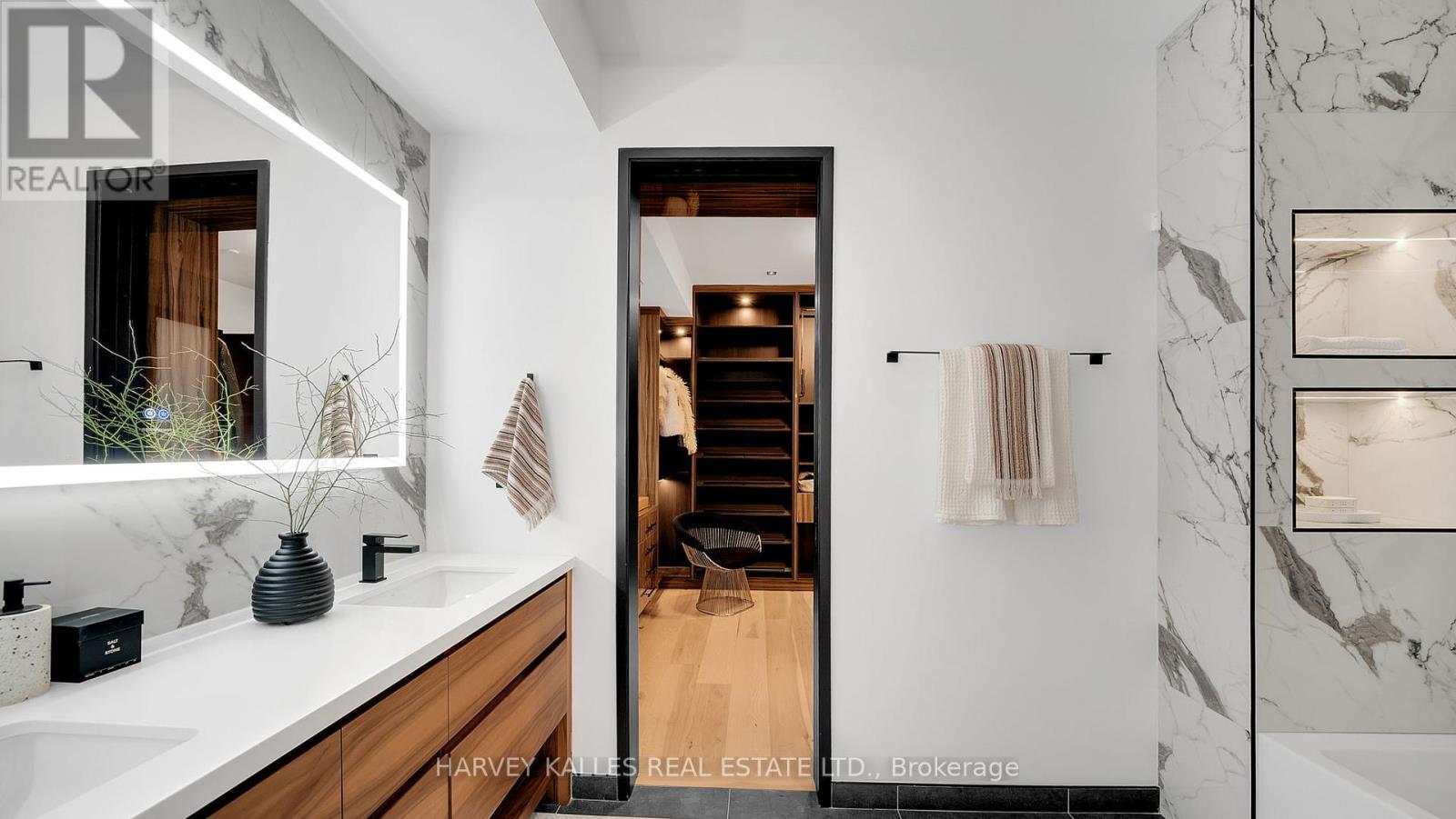 4 Douglas Crescent, Toronto, Ontario  M4W 2E7 - Photo 27 - C12452651