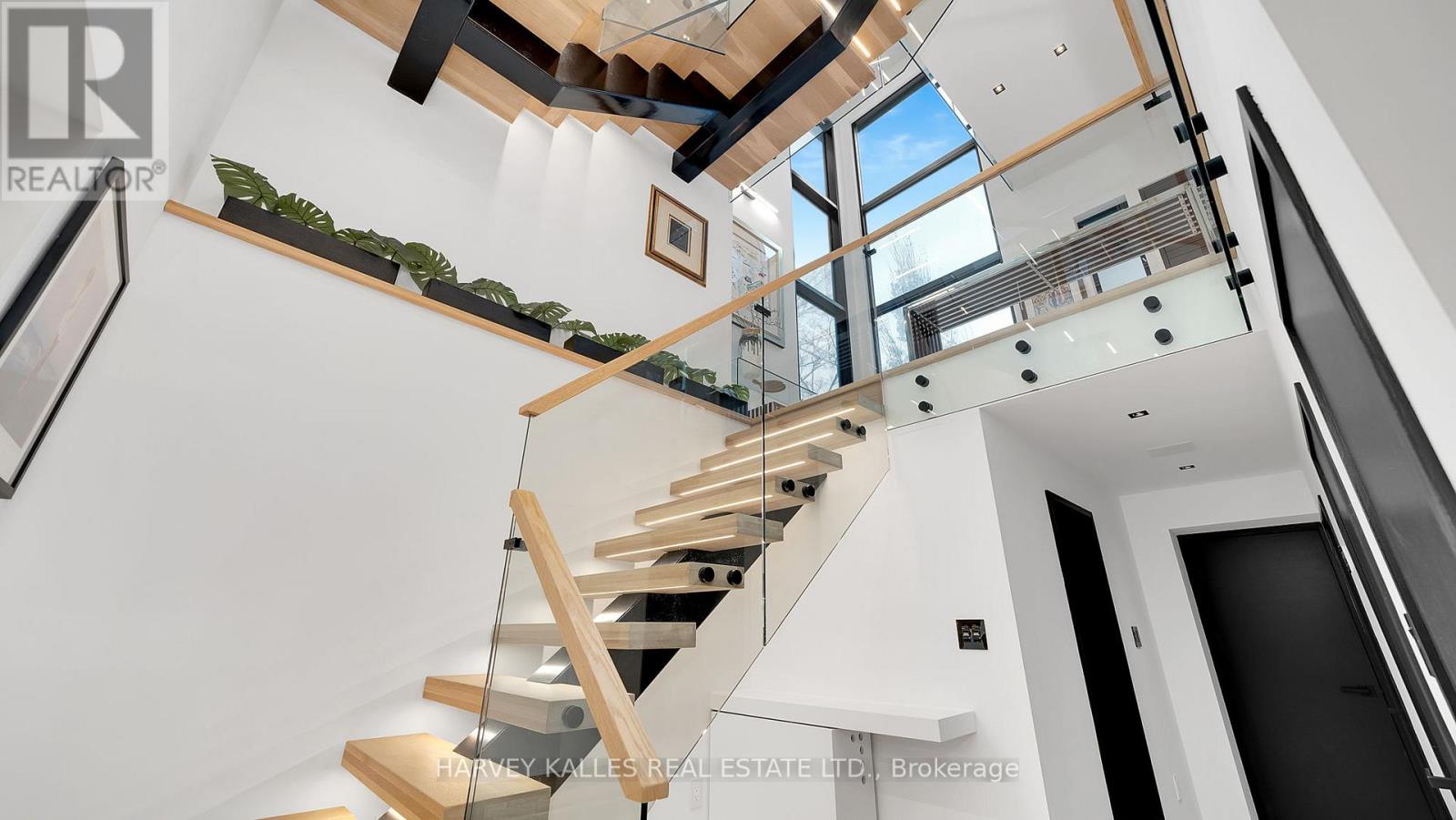4 Douglas Crescent, Toronto, Ontario  M4W 2E7 - Photo 33 - C12452651