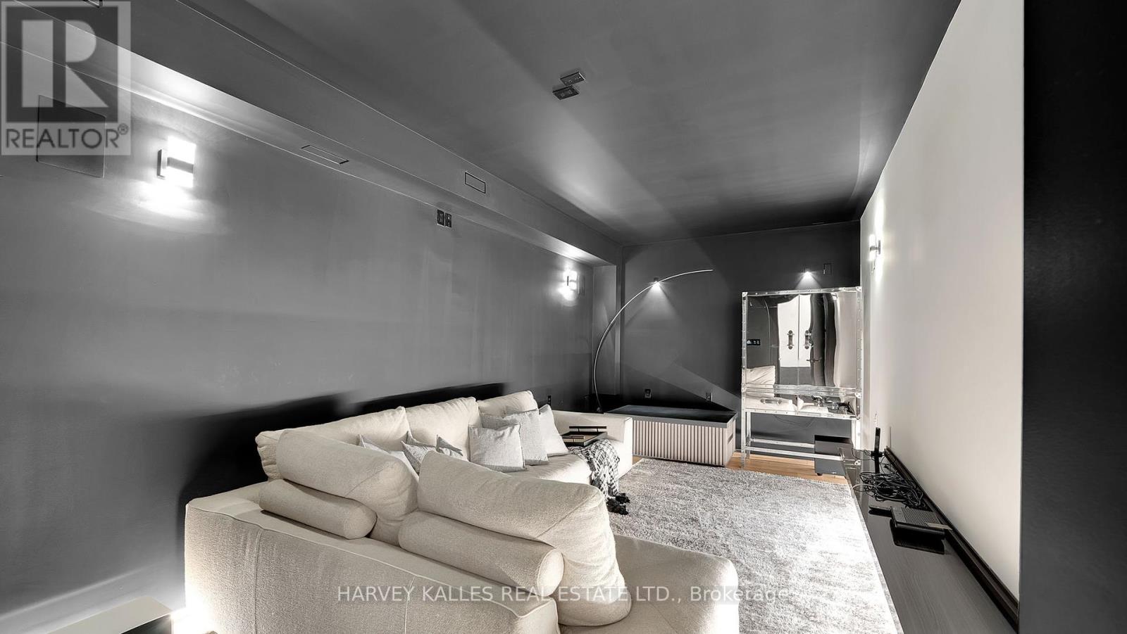 4 Douglas Crescent, Toronto, Ontario  M4W 2E7 - Photo 37 - C12452651