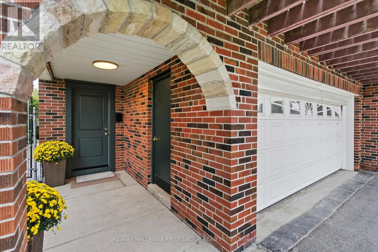 194 Fairglen Avenue, Toronto, Ontario  M1W 1B1 - Photo 3 - E12452756