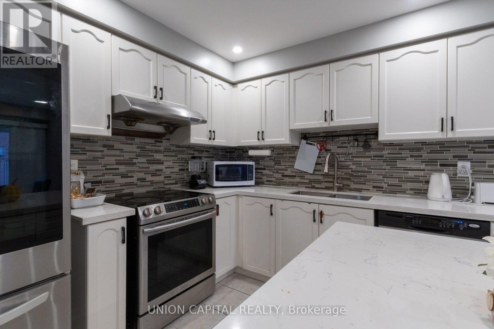 92 Guinevere Road, Markham, Ontario  L3S 4V2 - Photo 4 - N12452672