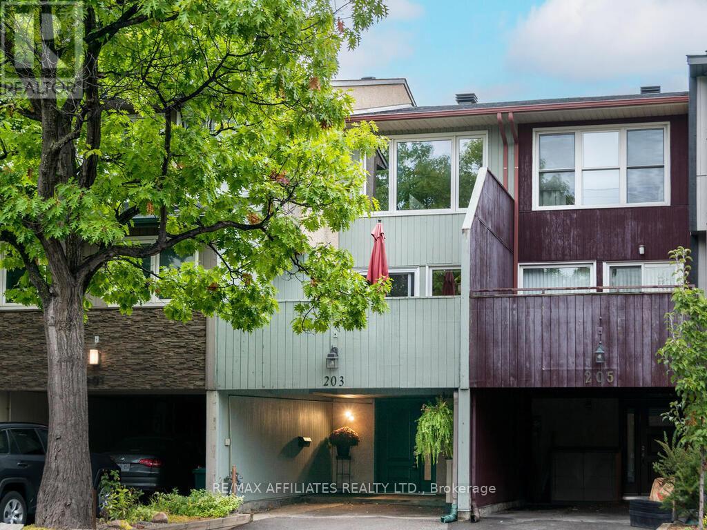 203 Booth Street, Ottawa, Ontario  K1R 7V4 - Photo 2 - X12452787
