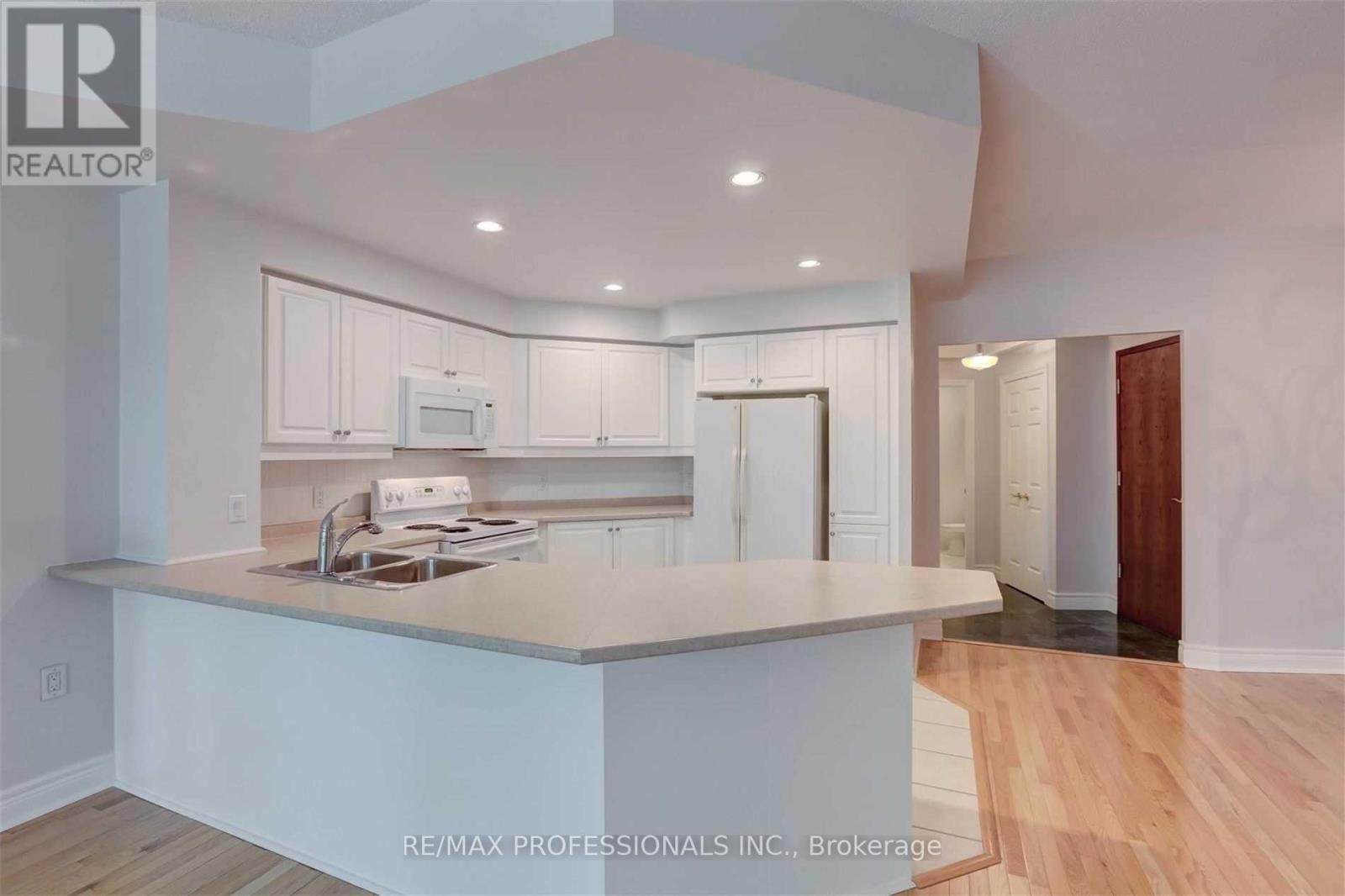 305 - 10 Old Mill Trail, Toronto, Ontario  M8X 2Y9 - Photo 10 - W12452703