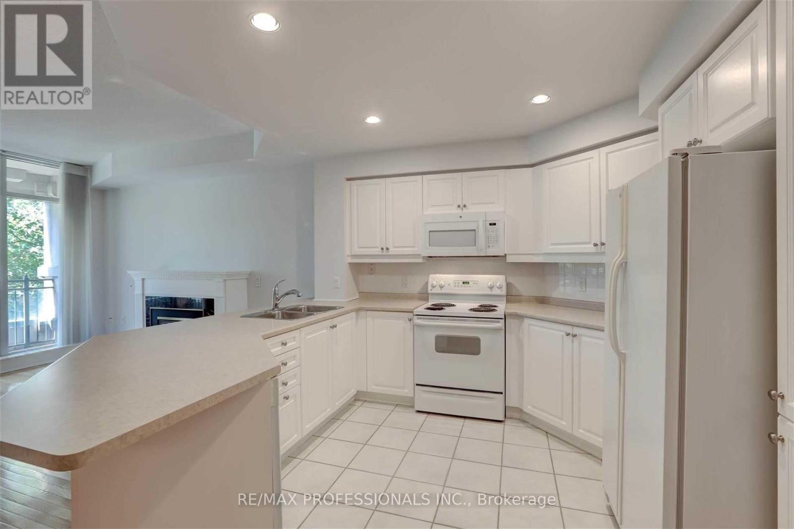305 - 10 Old Mill Trail, Toronto, Ontario  M8X 2Y9 - Photo 11 - W12452703