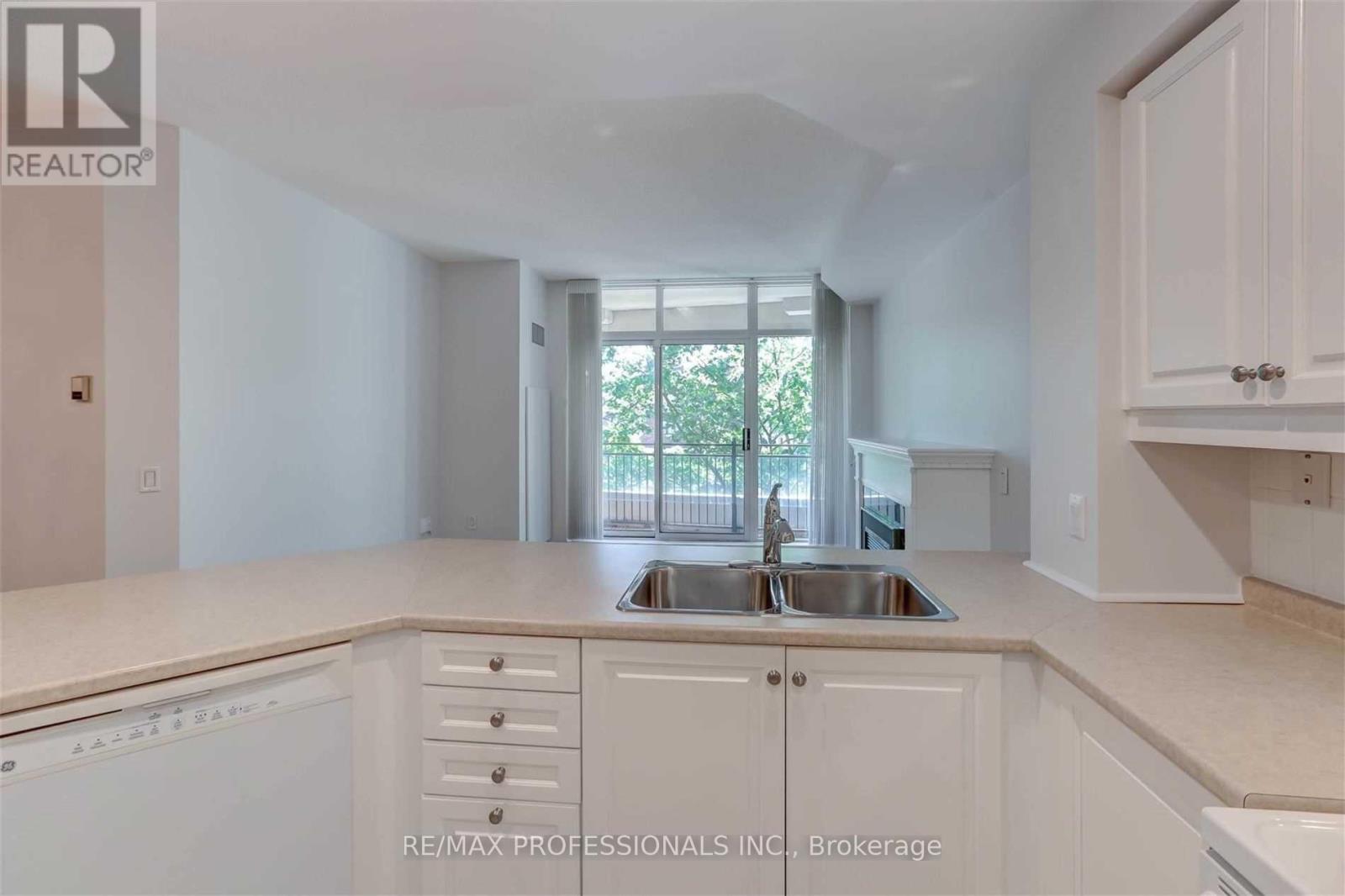 305 - 10 Old Mill Trail, Toronto, Ontario  M8X 2Y9 - Photo 12 - W12452703