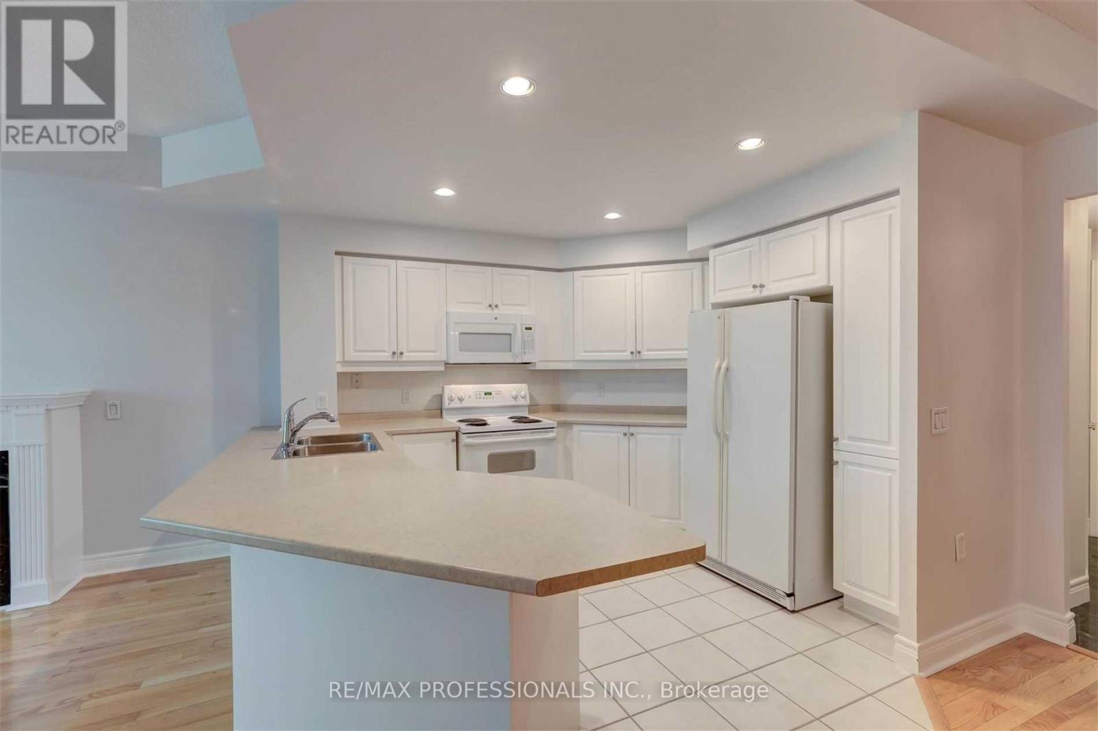 305 - 10 Old Mill Trail, Toronto, Ontario  M8X 2Y9 - Photo 13 - W12452703