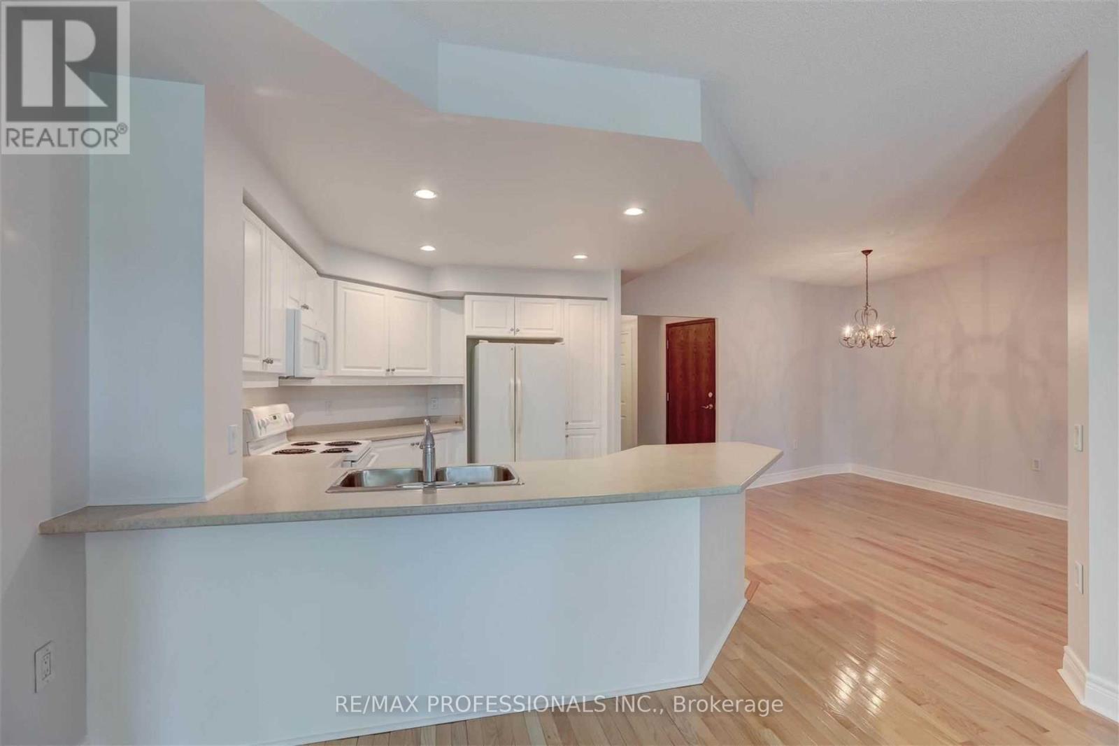 305 - 10 Old Mill Trail, Toronto, Ontario  M8X 2Y9 - Photo 14 - W12452703