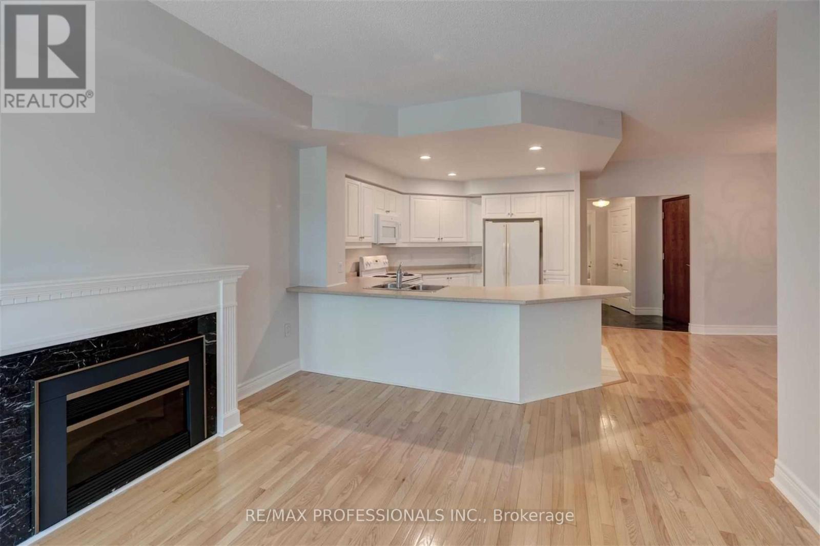 305 - 10 Old Mill Trail, Toronto, Ontario  M8X 2Y9 - Photo 19 - W12452703