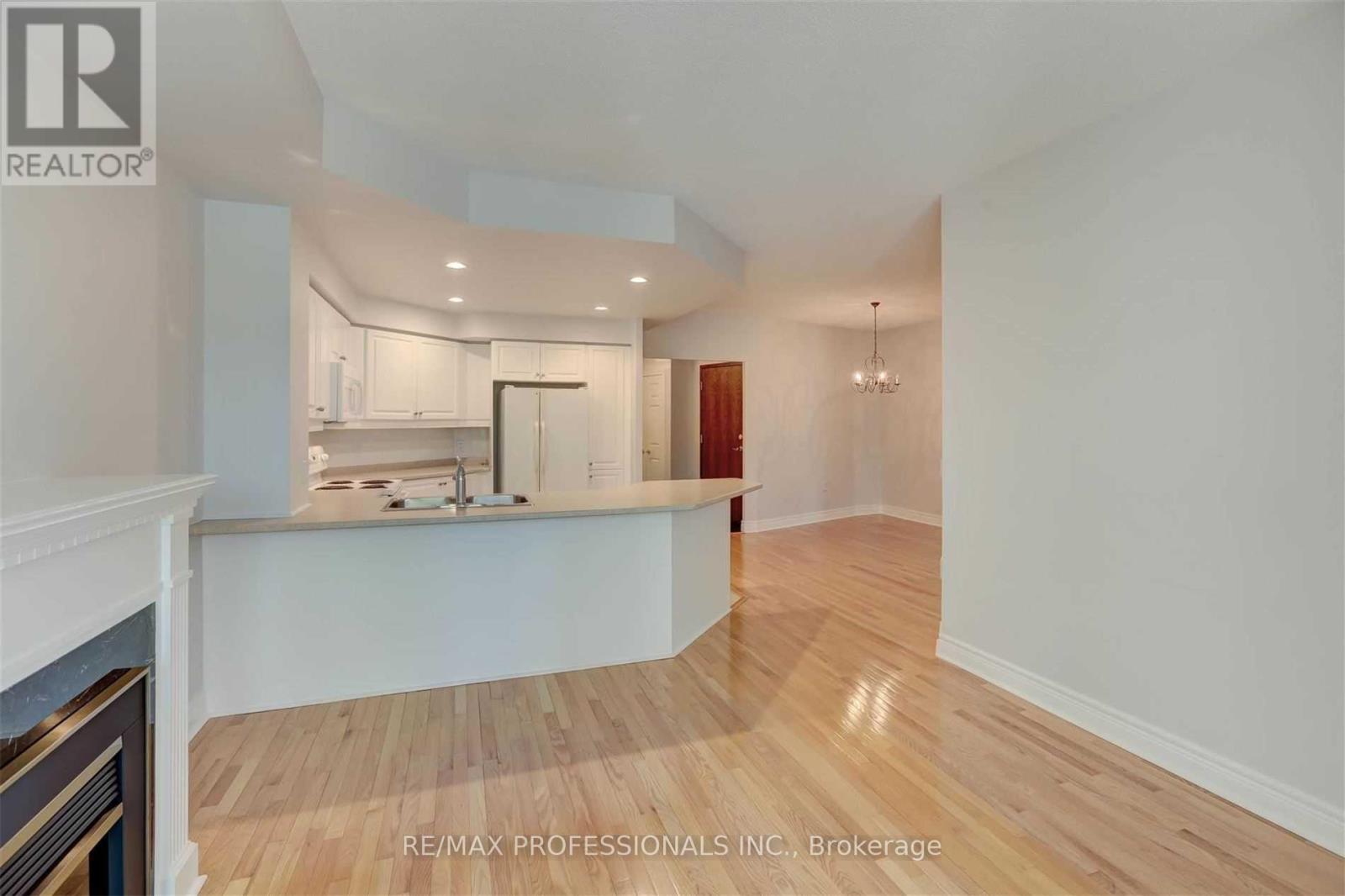 305 - 10 Old Mill Trail, Toronto, Ontario  M8X 2Y9 - Photo 20 - W12452703