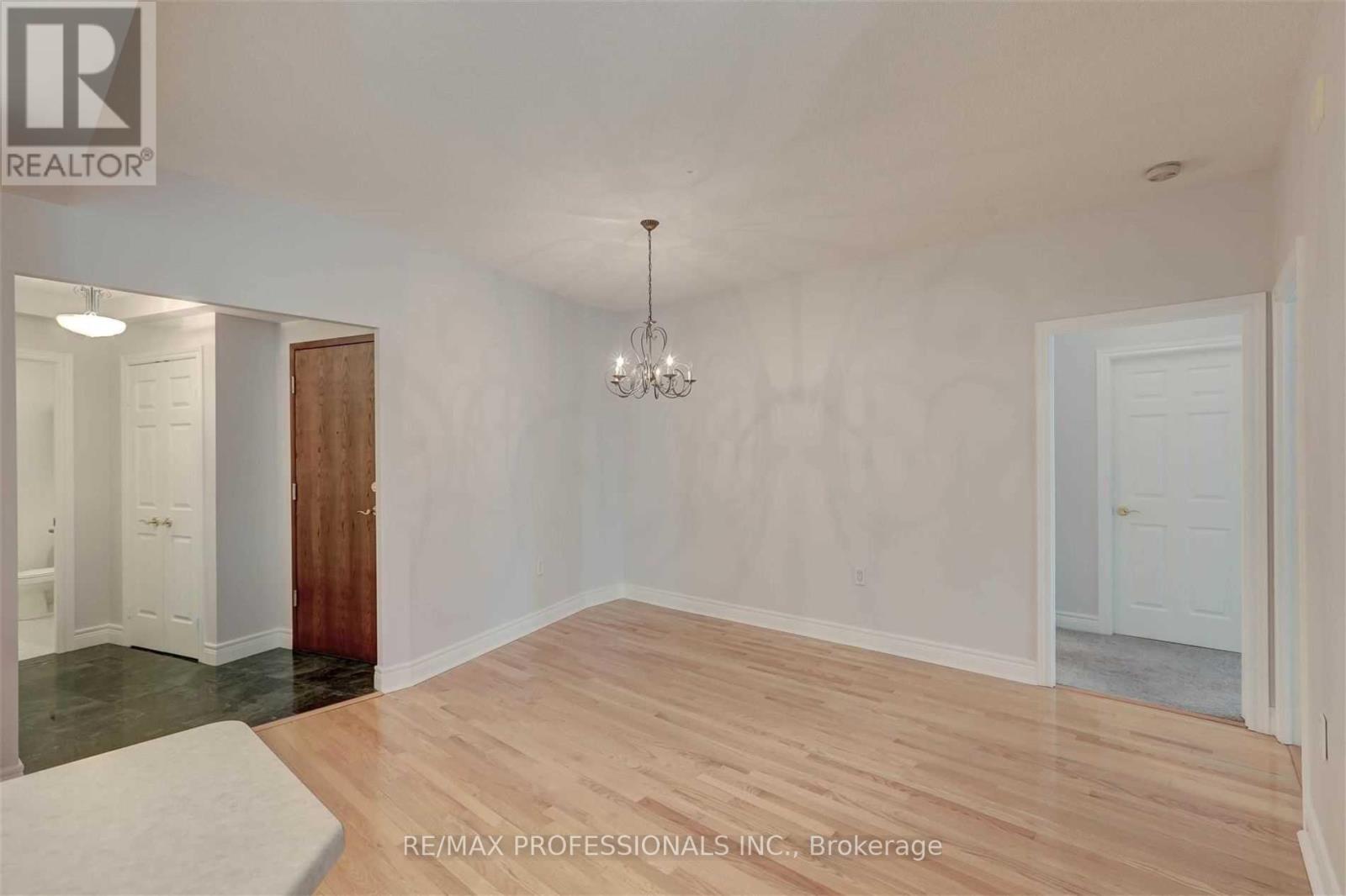 305 - 10 Old Mill Trail, Toronto, Ontario  M8X 2Y9 - Photo 5 - W12452703