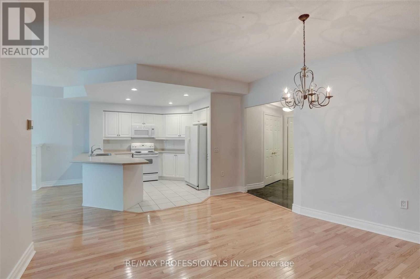 305 - 10 Old Mill Trail, Toronto, Ontario  M8X 2Y9 - Photo 6 - W12452703