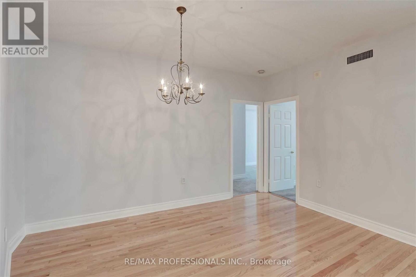 305 - 10 Old Mill Trail, Toronto, Ontario  M8X 2Y9 - Photo 7 - W12452703