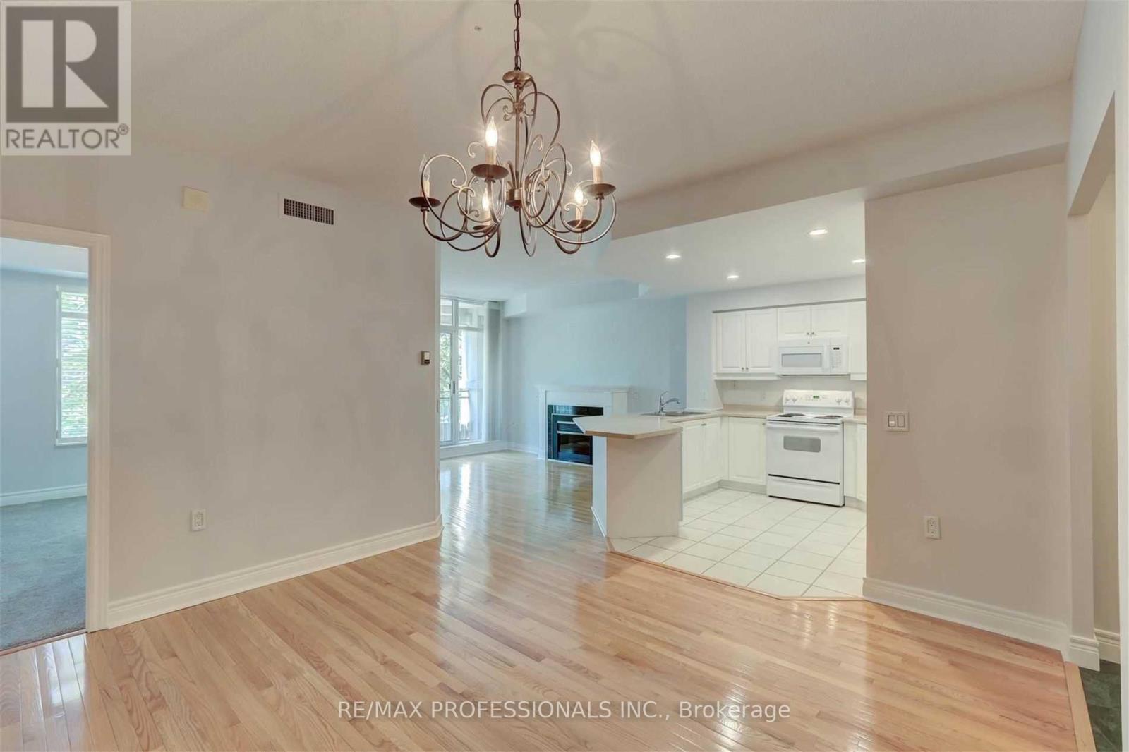 305 - 10 Old Mill Trail, Toronto, Ontario  M8X 2Y9 - Photo 8 - W12452703