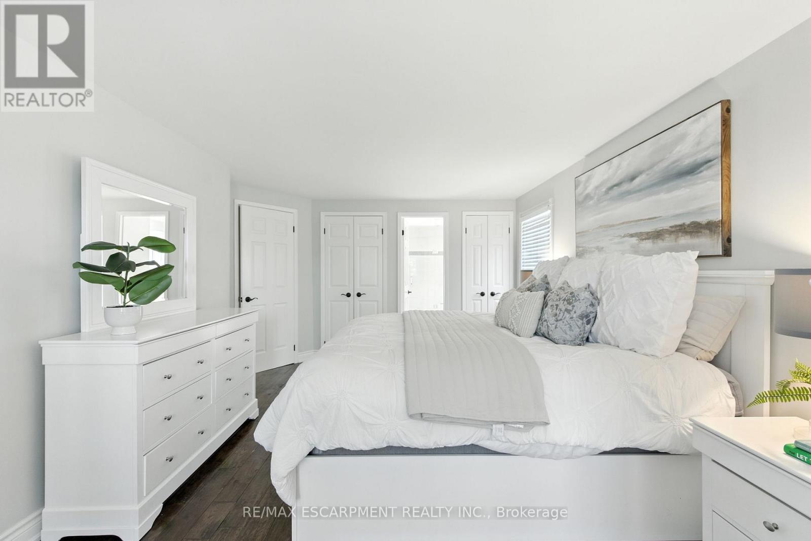 2041 Quail Valley Drive, Burlington, Ontario  L7M 2T5 - Photo 20 - W12452727