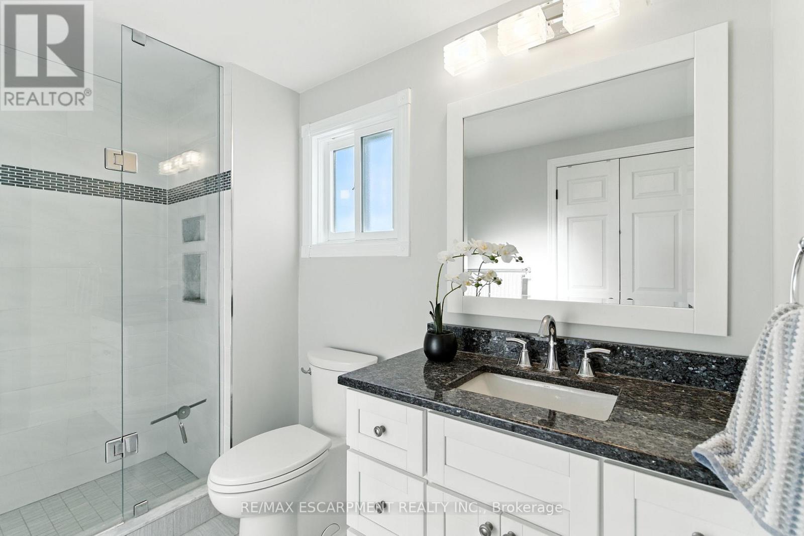 2041 Quail Valley Drive, Burlington, Ontario  L7M 2T5 - Photo 21 - W12452727