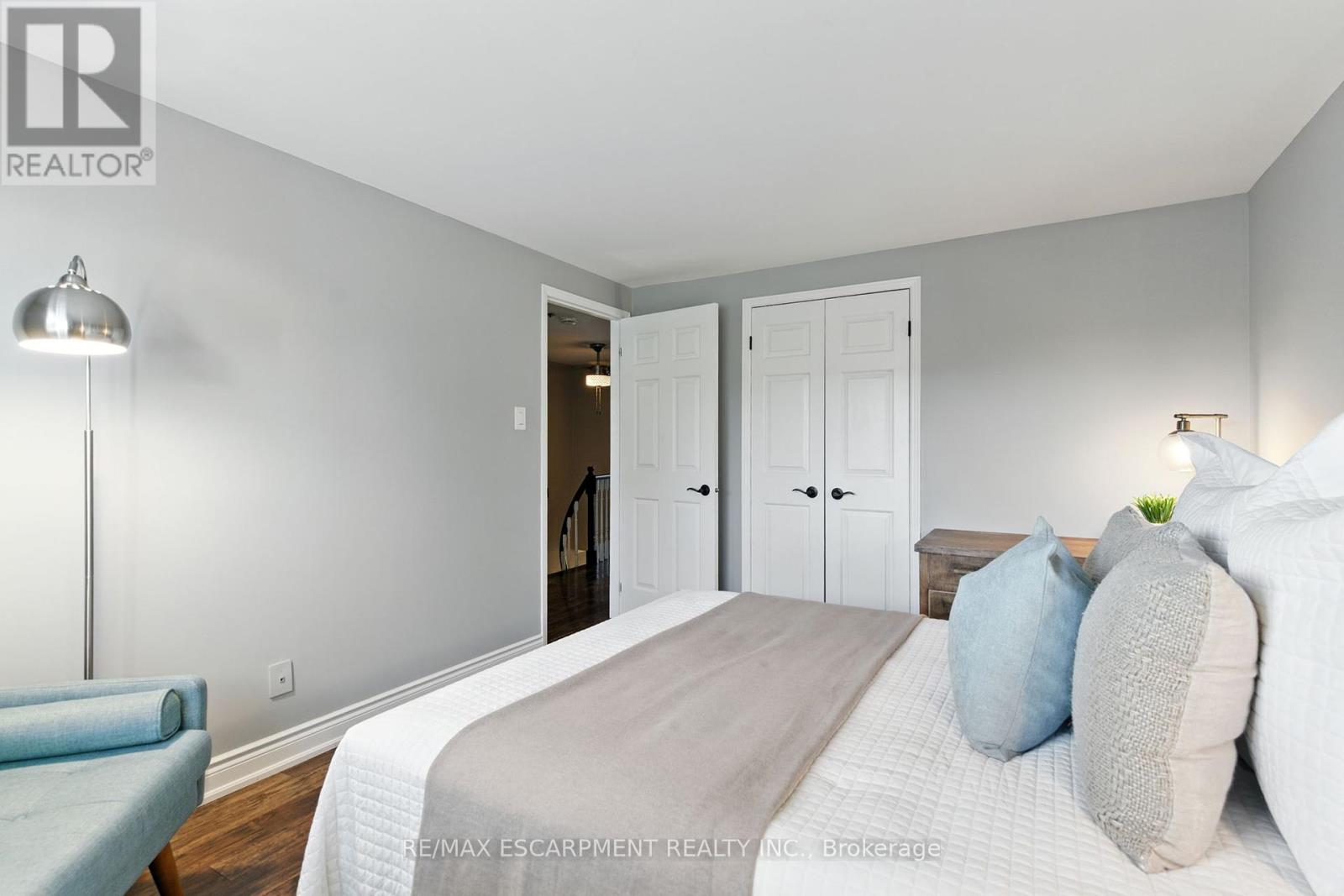 2041 Quail Valley Drive, Burlington, Ontario  L7M 2T5 - Photo 23 - W12452727