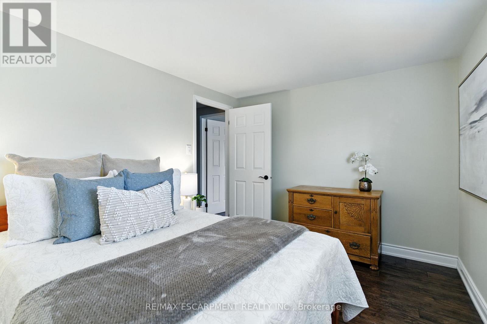 2041 Quail Valley Drive, Burlington, Ontario  L7M 2T5 - Photo 24 - W12452727