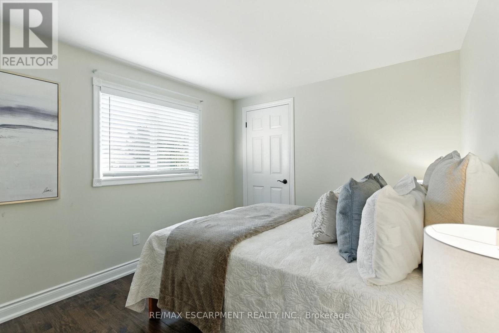 2041 Quail Valley Drive, Burlington, Ontario  L7M 2T5 - Photo 25 - W12452727