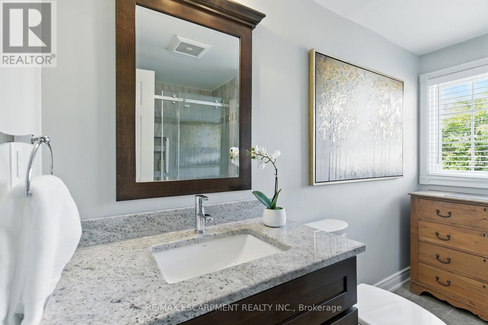 2041 Quail Valley Drive, Burlington, Ontario  L7M 2T5 - Photo 27 - W12452727