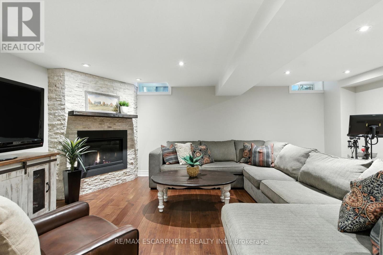2041 Quail Valley Drive, Burlington, Ontario  L7M 2T5 - Photo 31 - W12452727