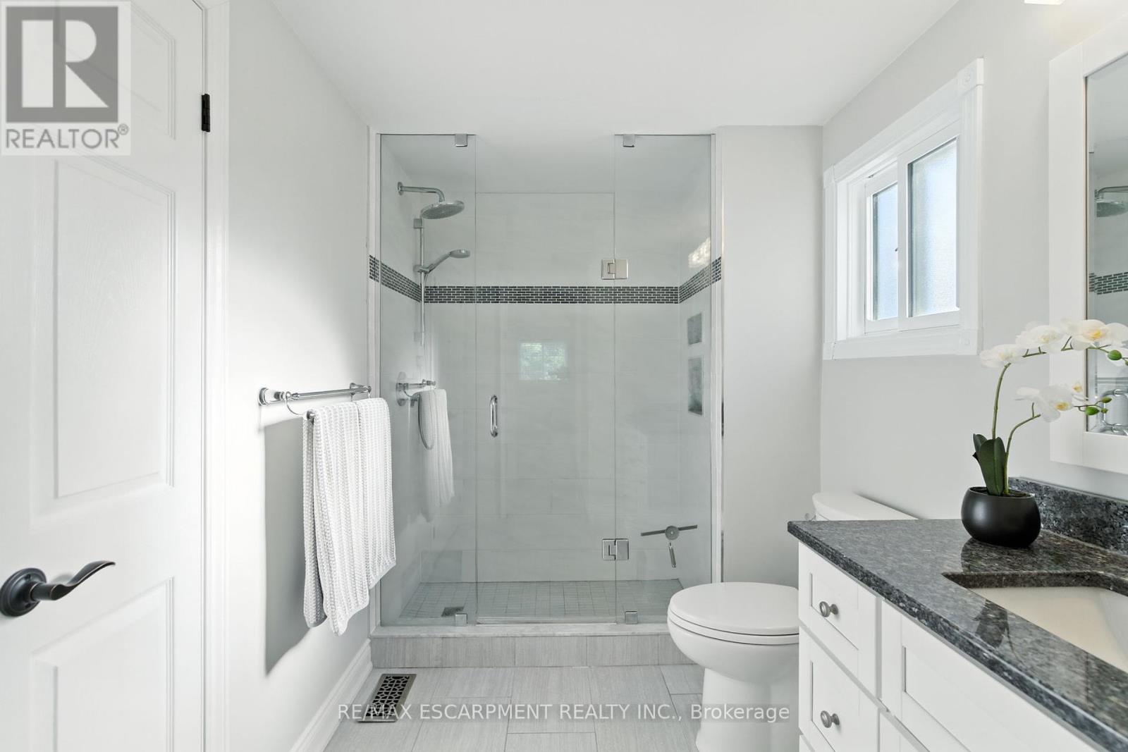 2041 Quail Valley Drive, Burlington, Ontario  L7M 2T5 - Photo 35 - W12452727