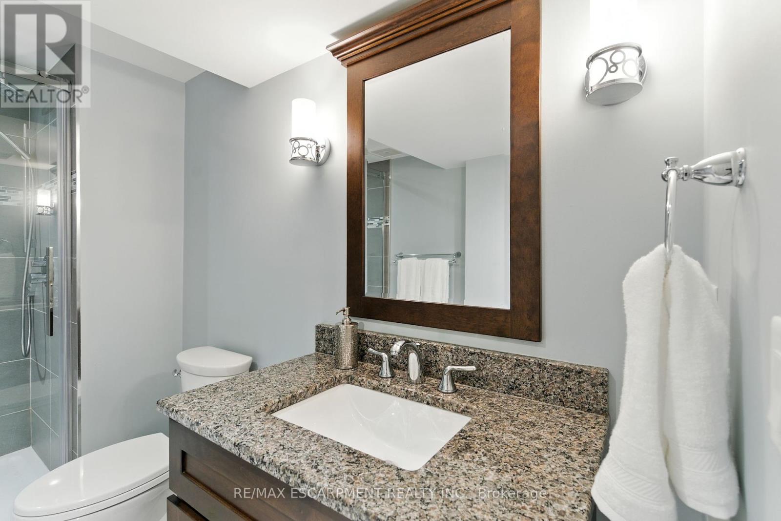 2041 Quail Valley Drive, Burlington, Ontario  L7M 2T5 - Photo 36 - W12452727