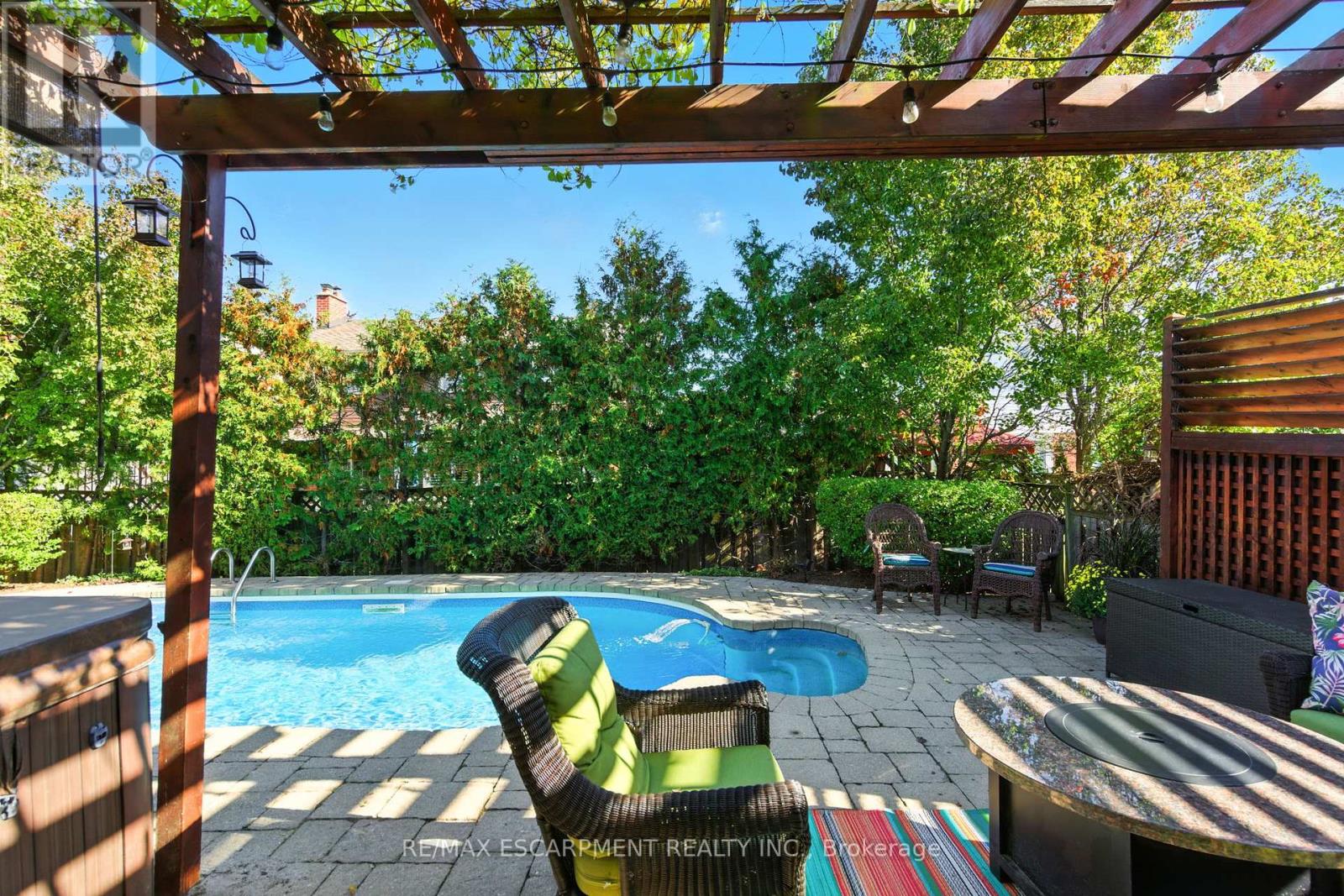 2041 Quail Valley Drive, Burlington, Ontario  L7M 2T5 - Photo 4 - W12452727