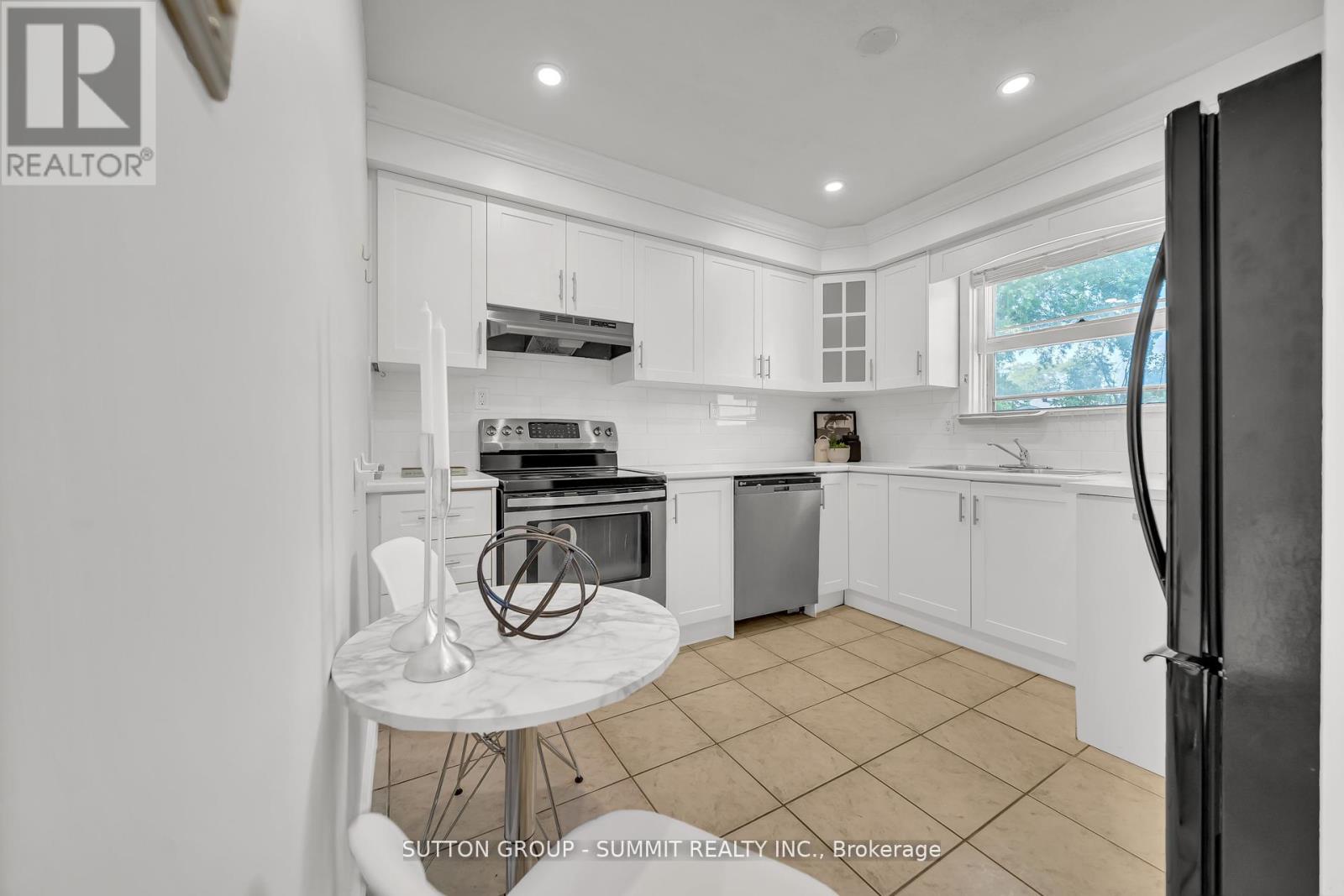465 Seaton Drive, Oakville, Ontario  L5L 3Y3 - Photo 17 - W12452739