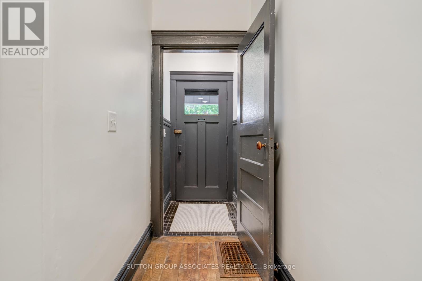 960 Shaw Street, Toronto, Ontario  M6G 3M7 - Photo 4 - W12452746