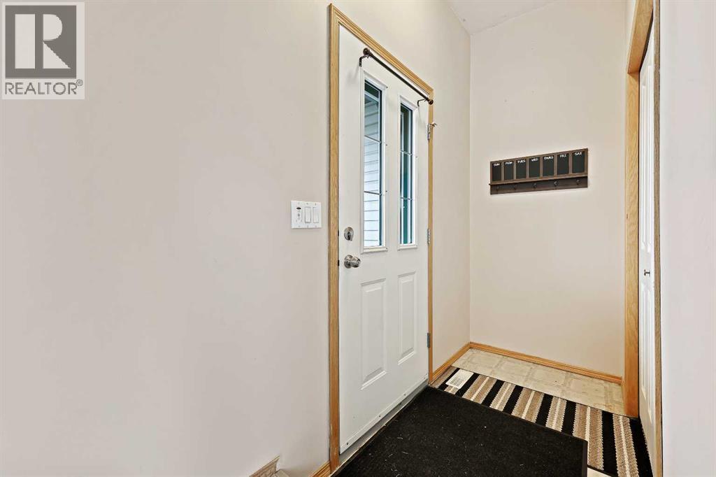 30 Meadowpark Place, Carstairs, Alberta  T0M 0N0 - Photo 3 - A2261073