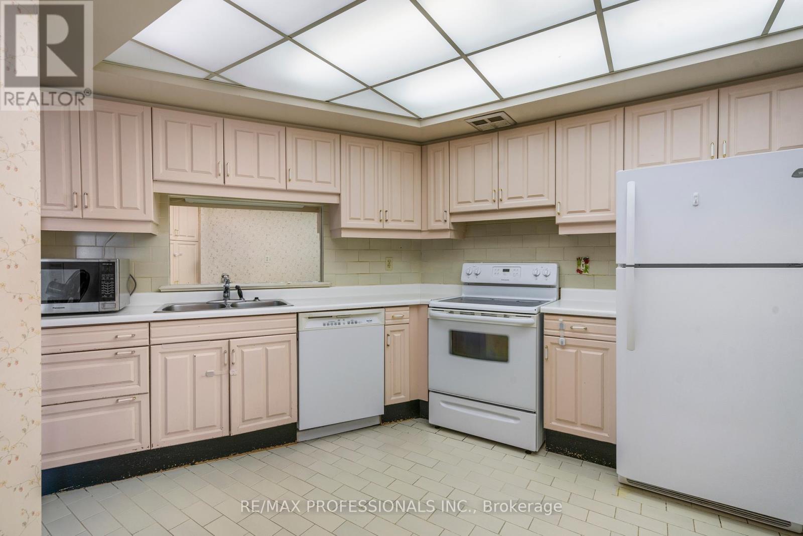 601 - 2010 Islington Avenue, Toronto, Ontario  M9P 3S8 - Photo 10 - W12452712
