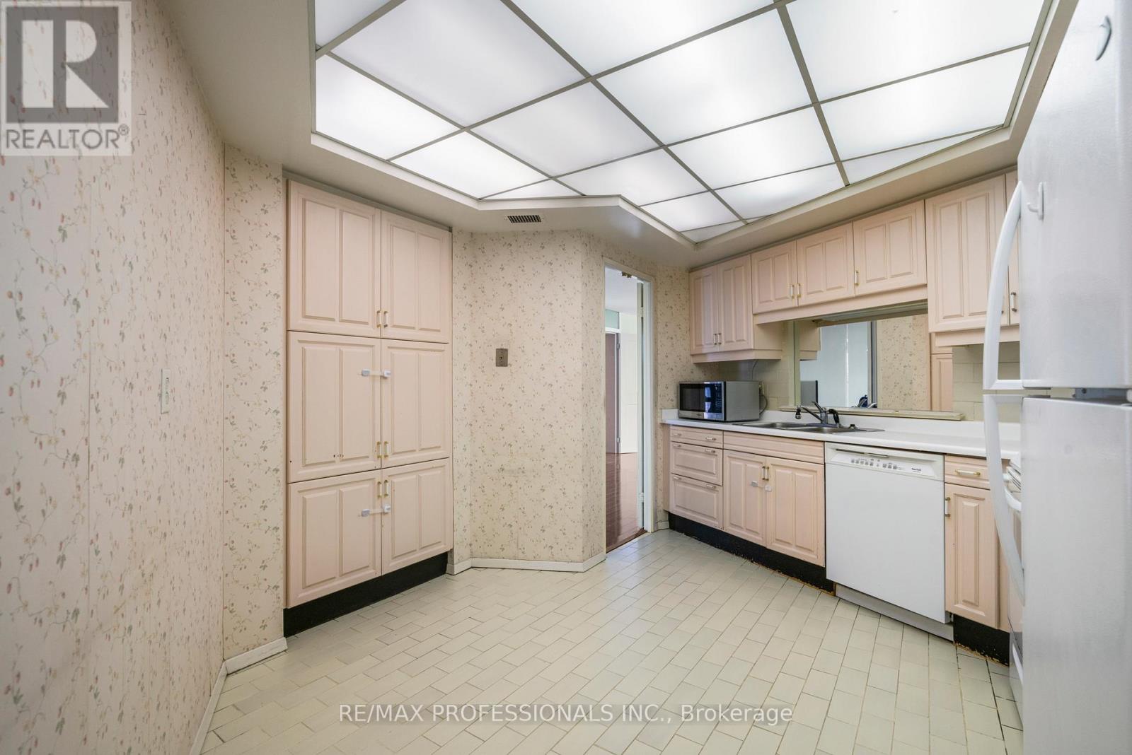 601 - 2010 Islington Avenue, Toronto, Ontario  M9P 3S8 - Photo 9 - W12452712