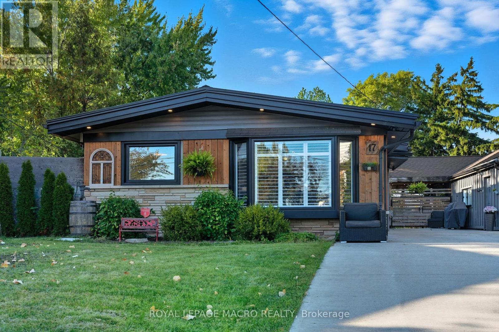 17 Carmen Avenue, Hamilton, Ontario  L8V 2H5 - Photo 2 - X12452676