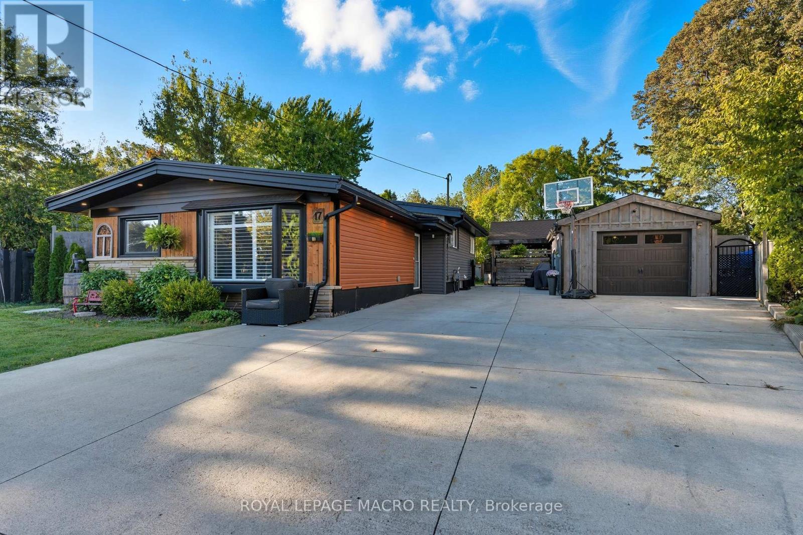 17 Carmen Avenue, Hamilton, Ontario  L8V 2H5 - Photo 3 - X12452676
