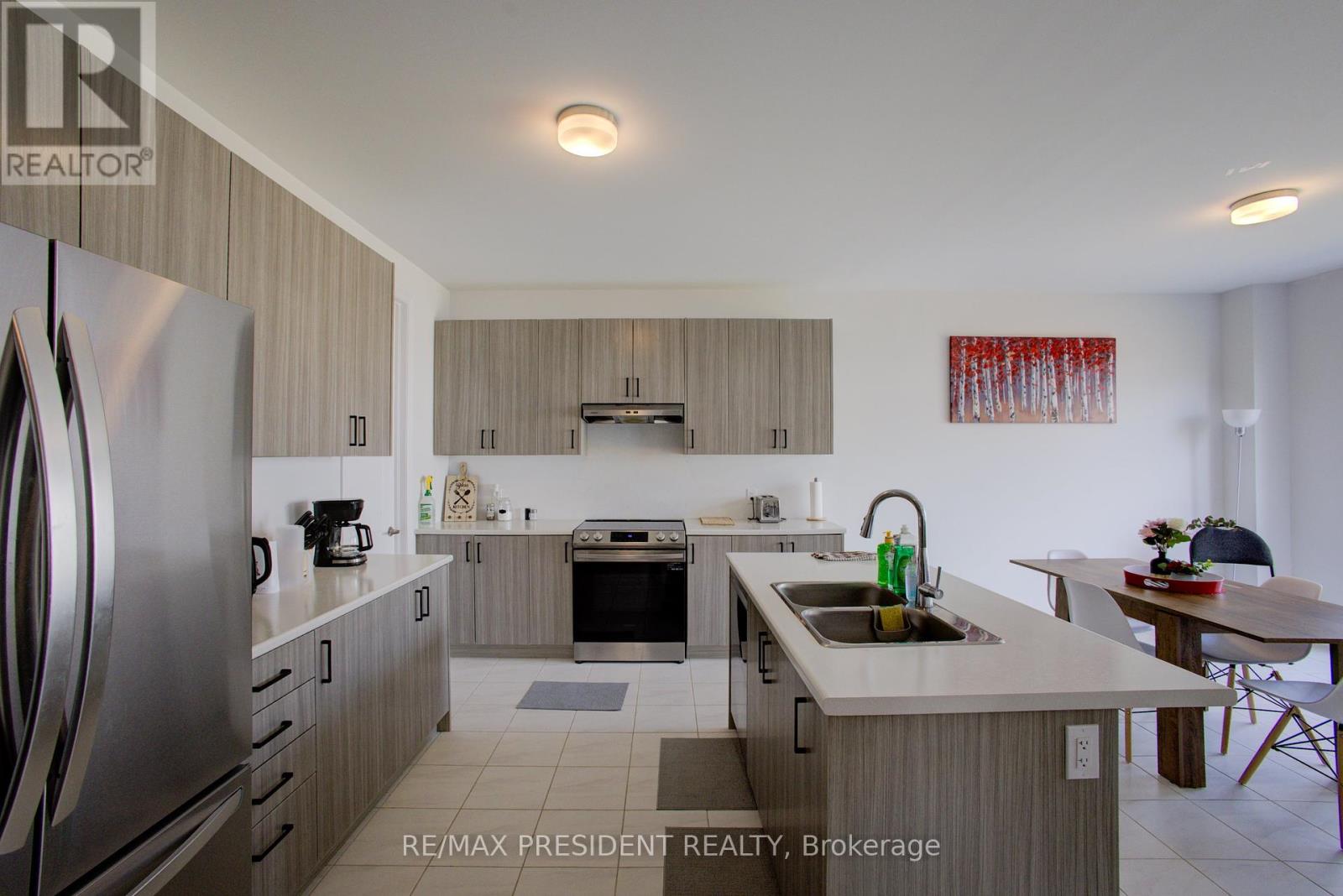 255 Rea Drive, Centre Wellington, Ontario  N1M 0K1 - Photo 13 - X12452741