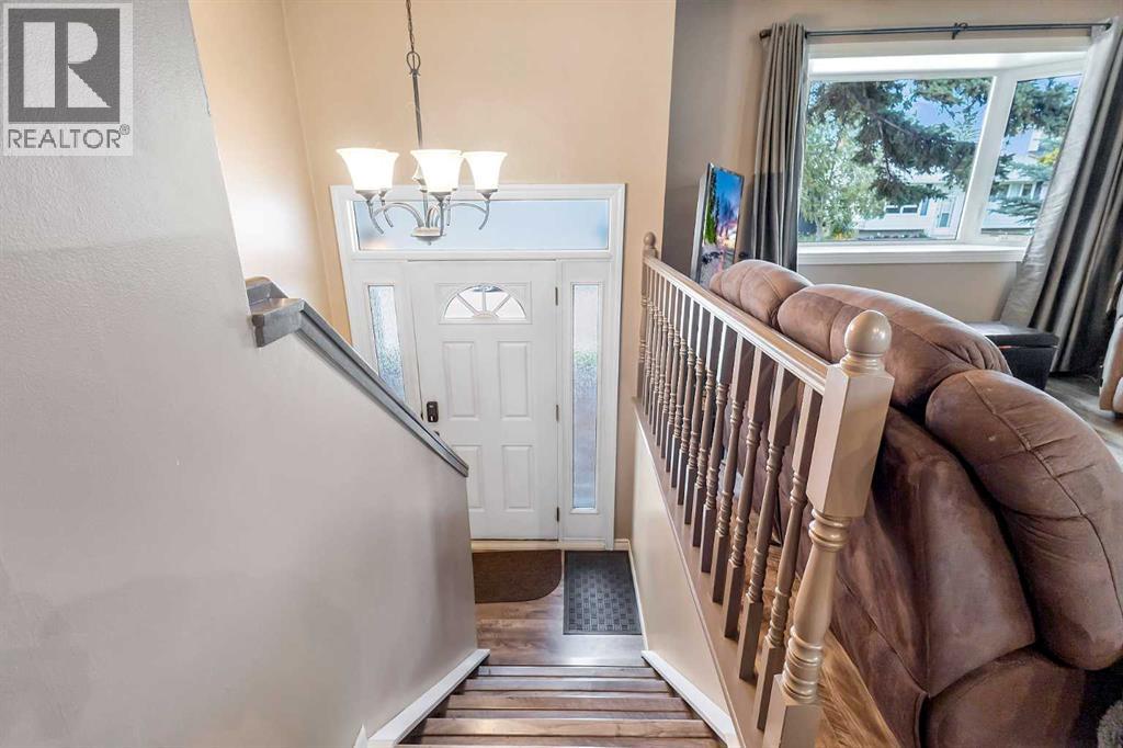 3335 Doverview Road Se, Calgary, Alberta  T2B 2A2 - Photo 3 - A2259512