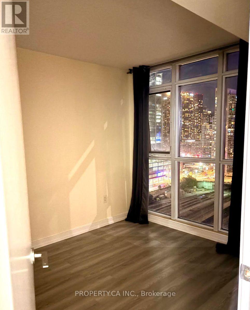 2205 - 15 Iceboat Terrace, Toronto, Ontario  M5V 4A5 - Photo 11 - C12452790
