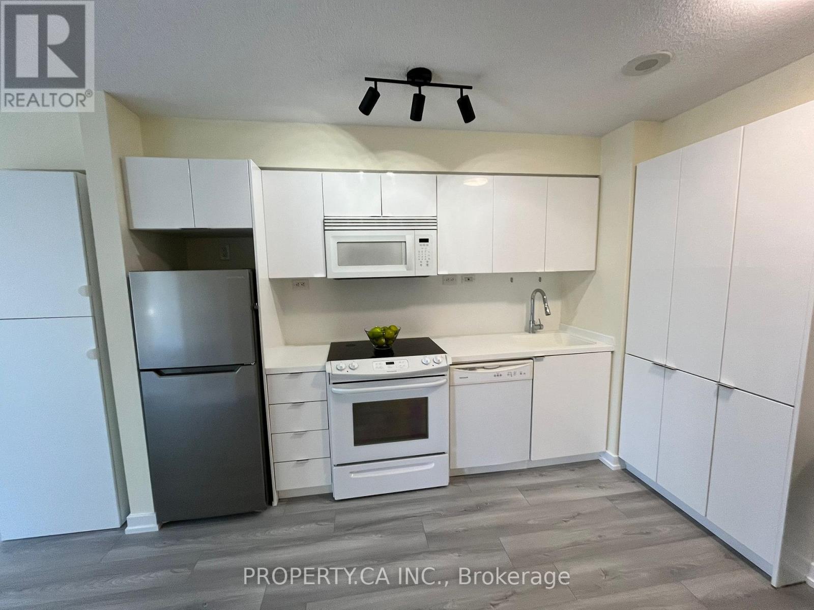 2205 - 15 Iceboat Terrace, Toronto, Ontario  M5V 4A5 - Photo 3 - C12452790