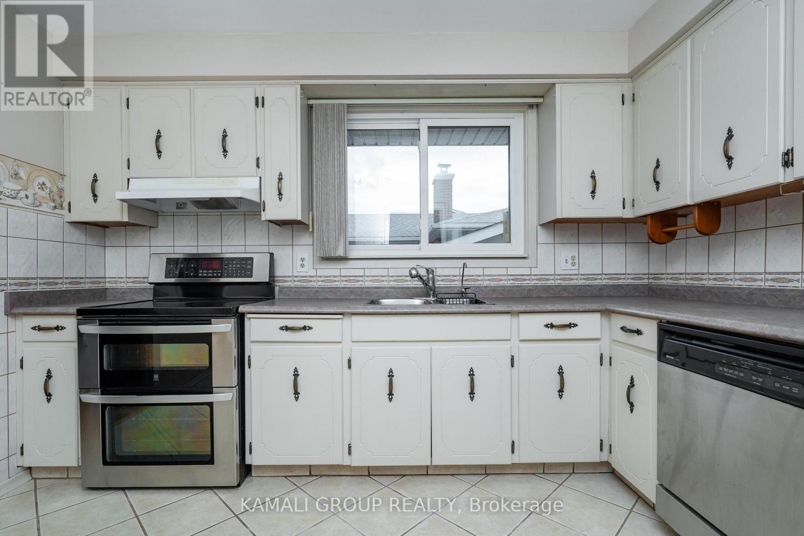 638 Carlton Street, St. Catharines, Ontario  L2M 4Y5 - Photo 4 - X12449889