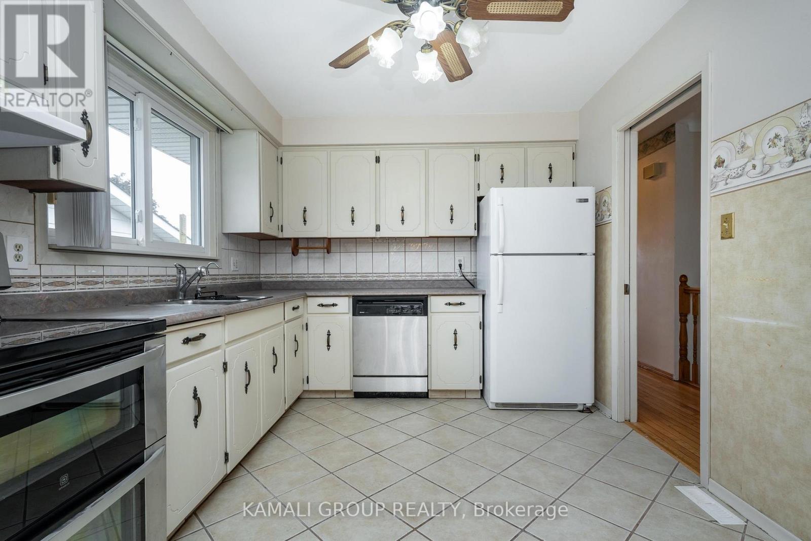 638 Carlton Street, St. Catharines, Ontario  L2M 4Y5 - Photo 3 - X12449889