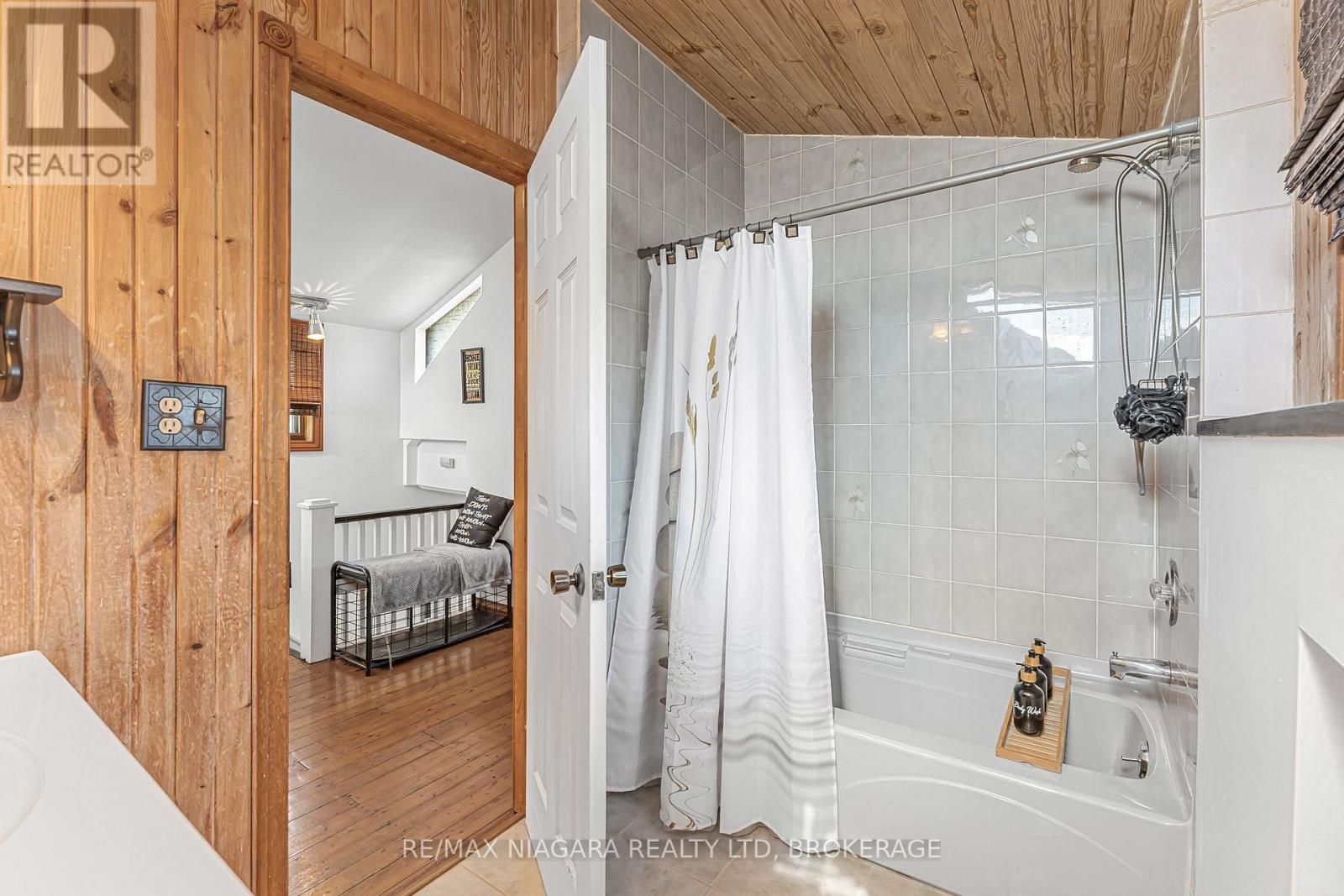 29 Marlatts Road, Thorold, Ontario  L2V 1M9 - Photo 12 - X12452873