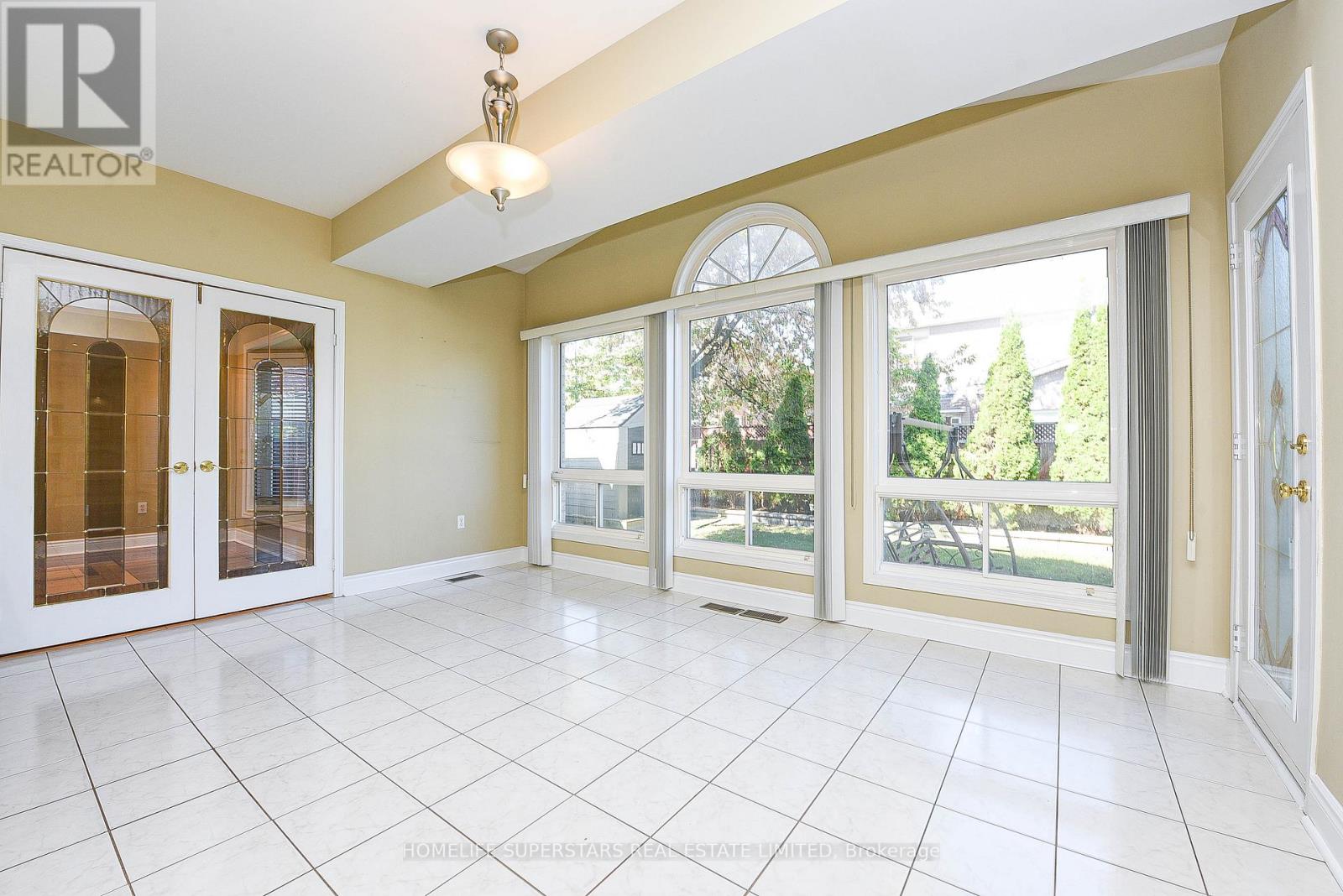 1649 Westbridge Way, Mississauga, Ontario  L5N 7S8 - Photo 14 - W12420288
