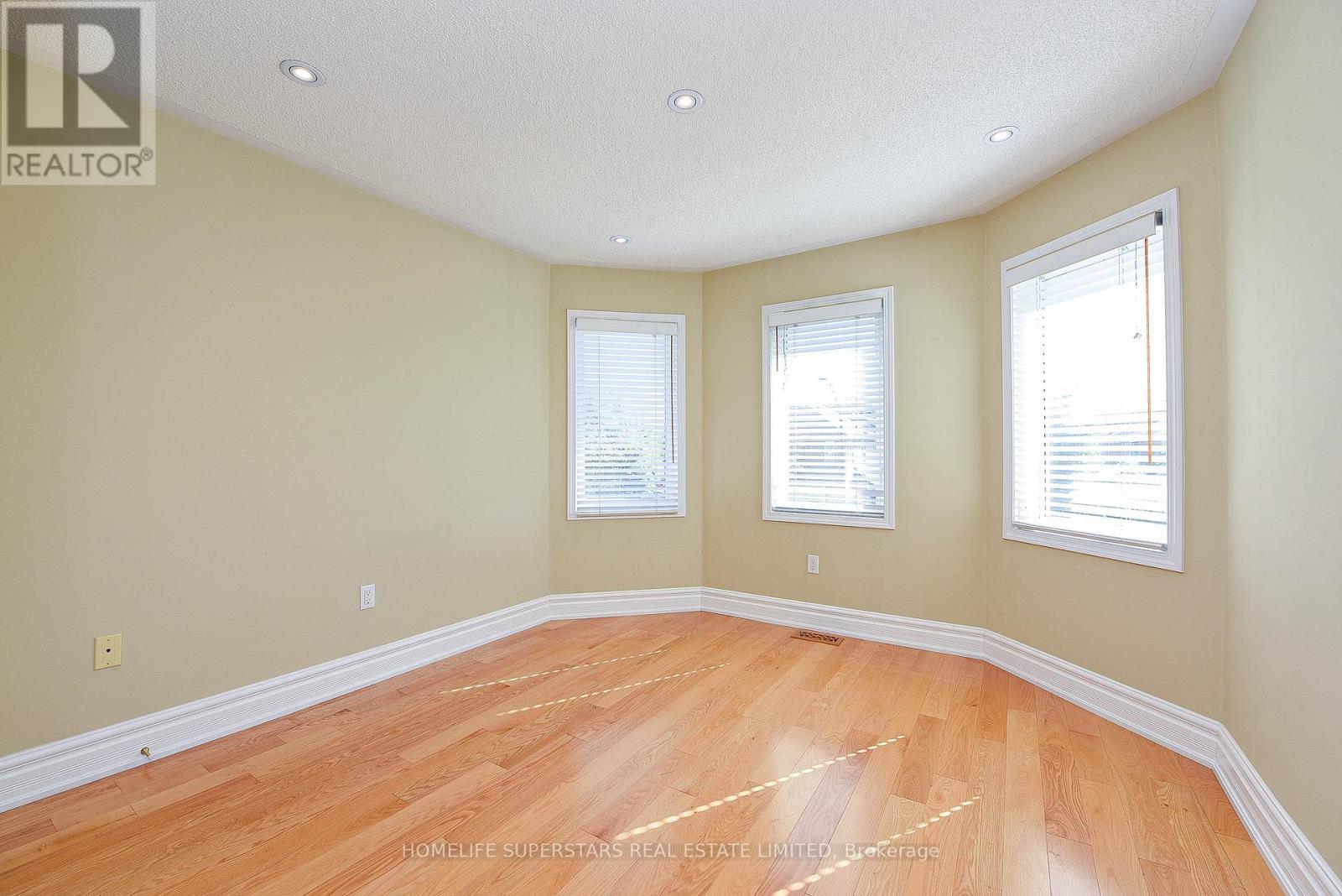 1649 Westbridge Way, Mississauga, Ontario  L5N 7S8 - Photo 18 - W12420288