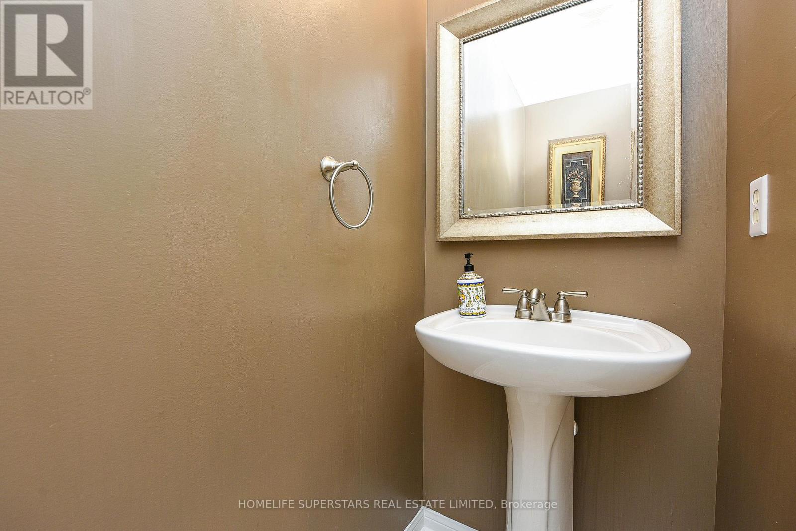 1649 Westbridge Way, Mississauga, Ontario  L5N 7S8 - Photo 5 - W12420288