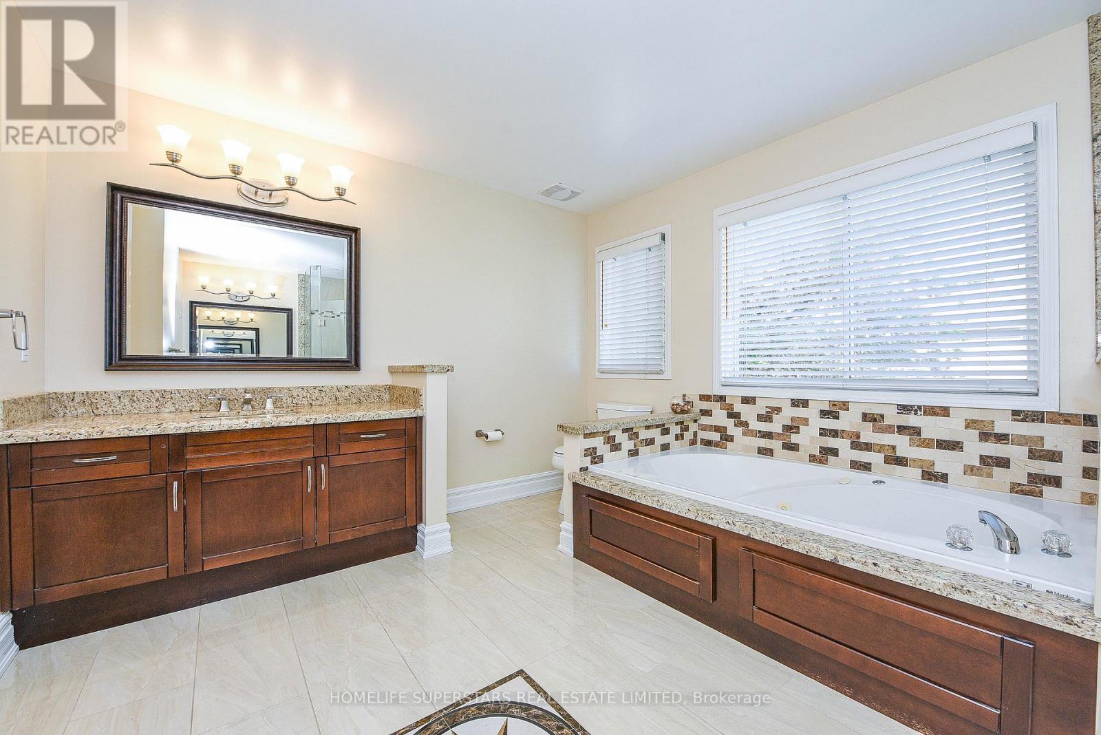 1649 Westbridge Way, Mississauga, Ontario  L5N 7S8 - Photo 22 - W12420288