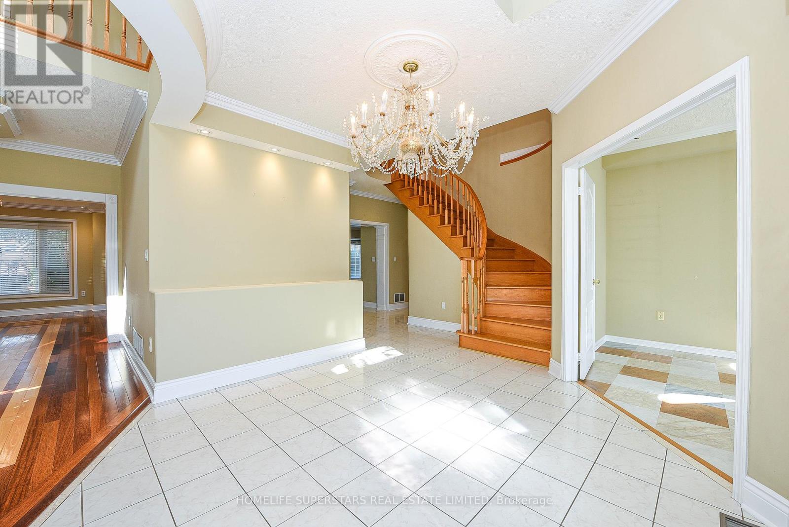 1649 Westbridge Way, Mississauga, Ontario  L5N 7S8 - Photo 3 - W12420288