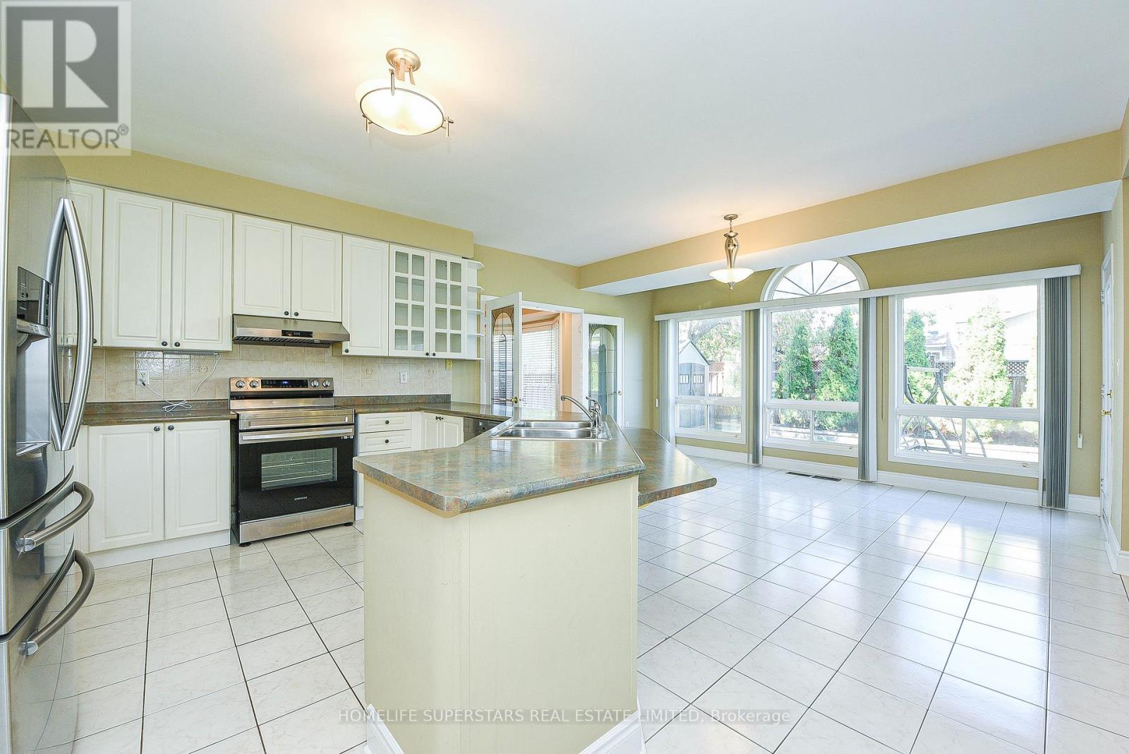 1649 Westbridge Way, Mississauga, Ontario  L5N 7S8 - Photo 15 - W12420288