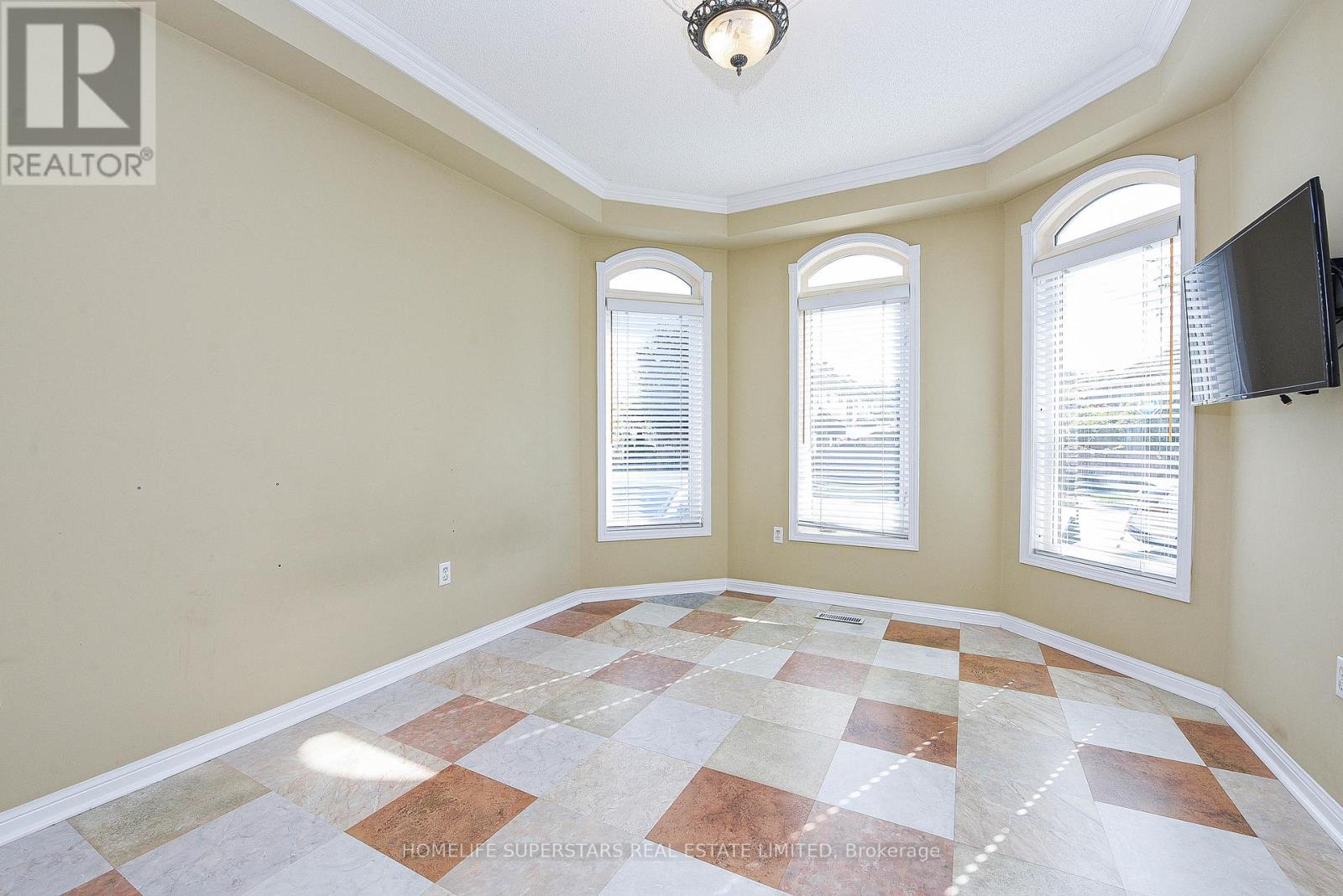 1649 Westbridge Way, Mississauga, Ontario  L5N 7S8 - Photo 4 - W12420288