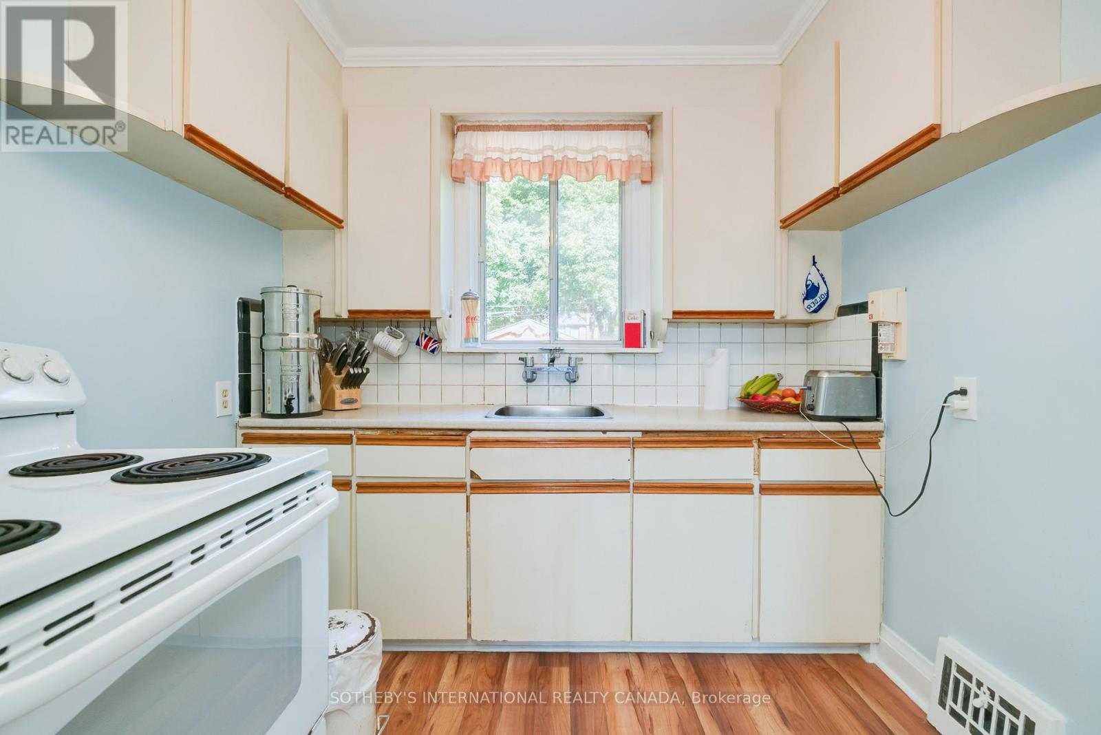 930 Eglinton Avenue E, Toronto, Ontario  M4G 2L3 - Photo 19 - C12452803